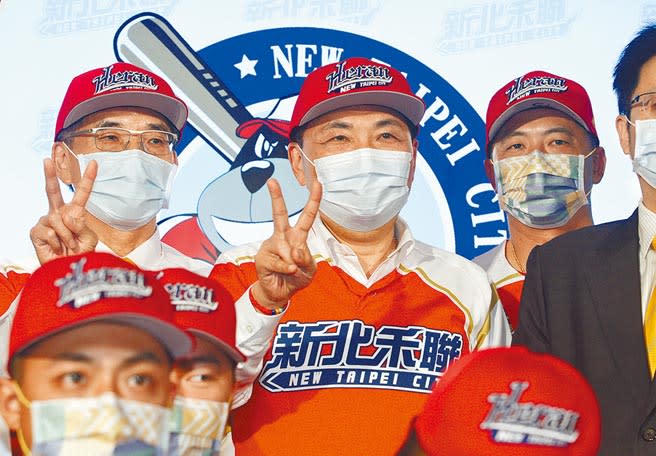新北市長侯友宜（中）正式宣告，明年1月1日起新北市棒球隊將以「新北禾聯棒球隊」的全新隊名亮相。（陳信翰攝）
