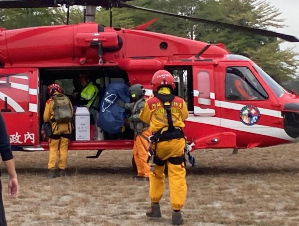 空勤直升機今天先將特搜人員載送上山，明日再由直升機將2人遺體載送下山。（圖：高雄市消防局提供）