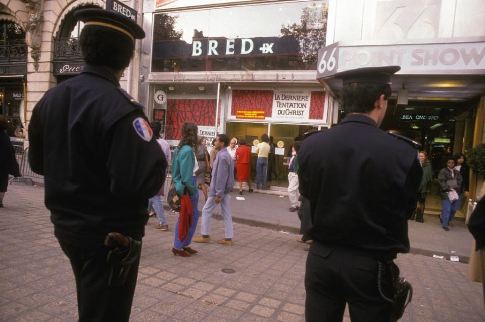 L’un de ses films a déclenché les passions. En 1988, la sortie de <em>La Dernière Tentation du Christ</em> suscite une polémique auprès d’une frange de la communauté catholique qui accuse le long-métrage de Scorsese d’être blasphématoire. De nombreuses protestations s’organisent à travers le monde pour en interdire la projection. Le mouvement se radicalise et des attentats sont même perpétués dans des salles de cinéma. L’un d’entre eux, organisé par un groupe d’intégristes, fait 14 blessés dont 4 sévères dans la nuit du 22 au 23 octobre dans l’Espace Saint Michel, à Paris. © Frederic REGLAIN/Gamma-Rapho via Getty Images