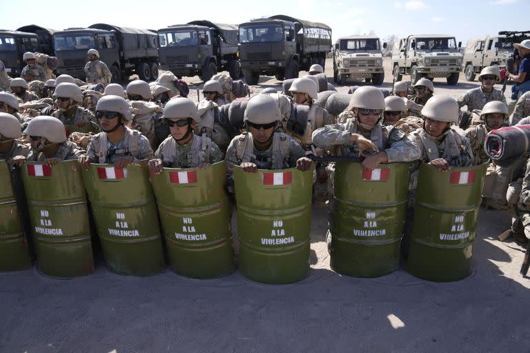 Soldados peruanos desplegados en Tacna, Perú. (AP/Martin Mejia)