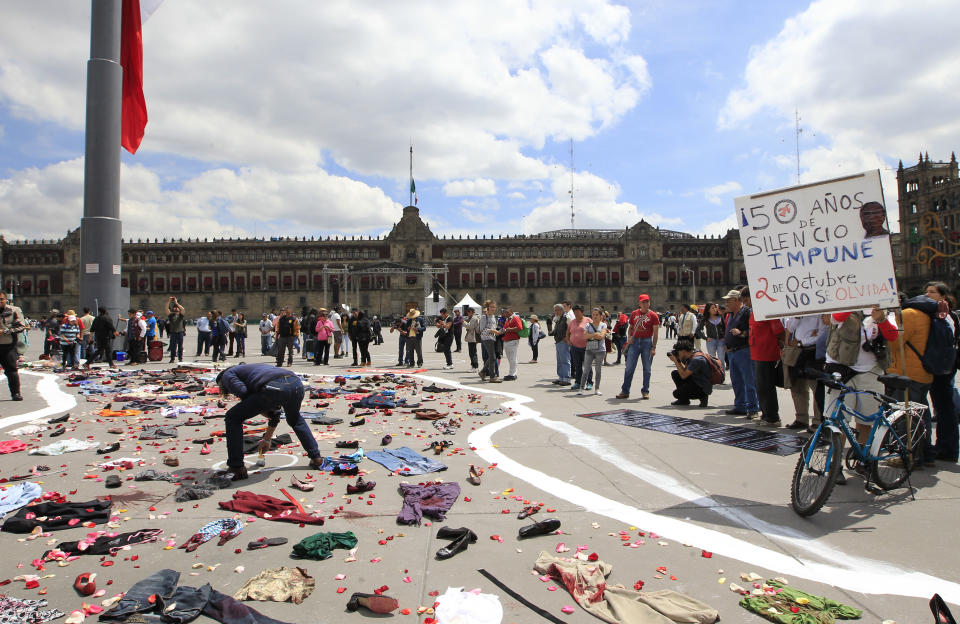 MEX33. CIUDAD DE MÉXICO (MÉXICO), 02/10/2018.- Grupos civiles realizan una pinta monumental con ropa, zapatos y otros enseres, en la Plaza de la Constitución en Ciudad de México (México) hoy, martes 2 de octubre de 2018, durante la conmemoración de los 50 años del movimiento estudiantil y la matanza de Tlatelolco de 1968. El presidente electo de México, Andrés Manuel López Obrador, juró hoy que jamás reprimirá al pueblo mexicano, en el mismo día en que se cumplen 50 años de la matanza del Ejército contra un mitin estudiantil en el barrio Tlatelolco. EFE/Mario Guzmán