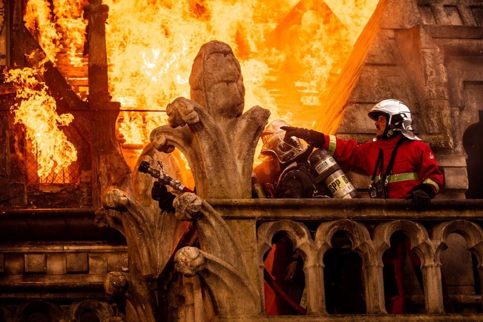 《聖母院大火：世紀浩劫》劇照