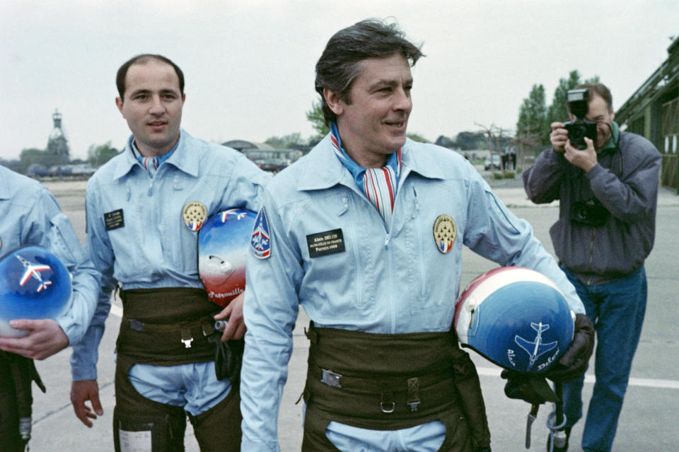 <p>French actor Alain Delon poses on April 18, 1988 aboard an Alphajet from the French Air Force Patrouille de France in Salon-de-Provence. (Photo by Jacques DEMARTHON / AFP) (Photo by JACQUES DEMARTHON/AFP via Getty Images)</p>
