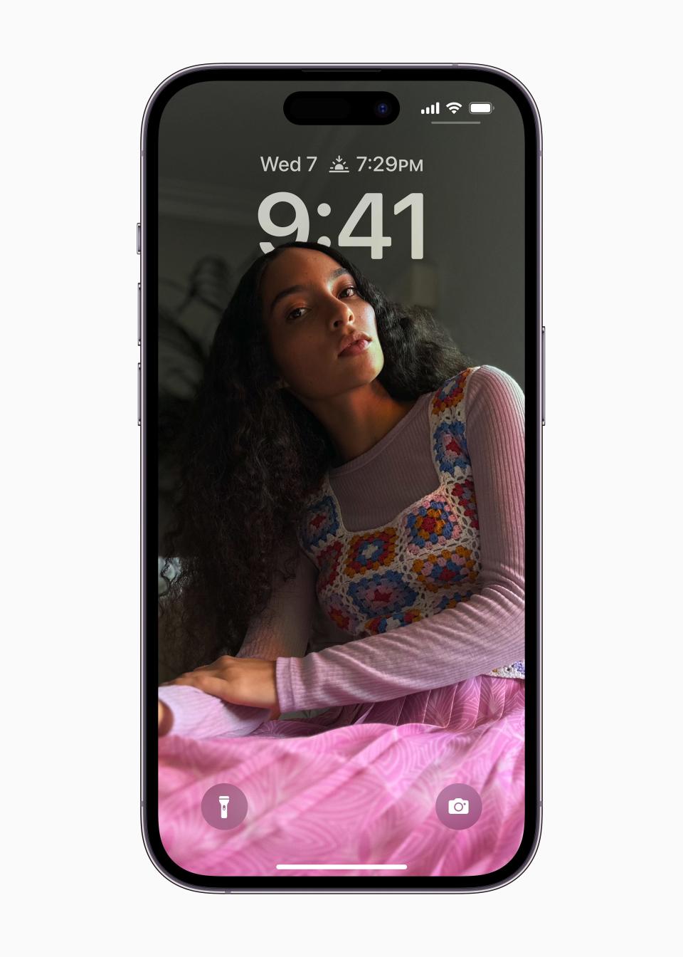 The reimagined Lock Screen in iOS 16 offers several new features, which compliments Apple’s decision to introduce an Always-on display on iPhone 14 Pro. Now users can glance at photos and widgets that offer helpful info while on the go.