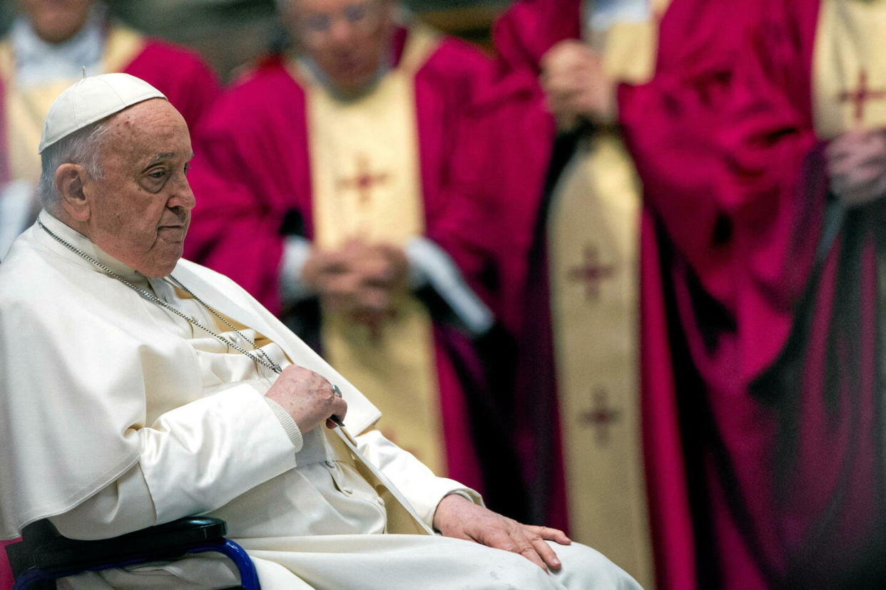 Le pape François préside les funérailles du cardinal allemand Paul Josef Cordes à l'autel de la chaire de Pierre, dans la basilique Saint-Pierre, au Vatican, le 18 mars 2024.  - Credit:IPA / IPA/ABACA