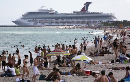 Beachgoers enjoy Miami's South Beach April 13, 2008. REUTERS/Miguel A. Baez