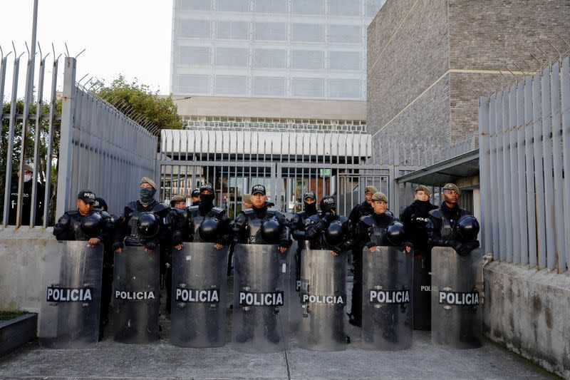 Agentes de policía hacen guardia frente a la Asamblea Nacional de Ecuador, en Quito