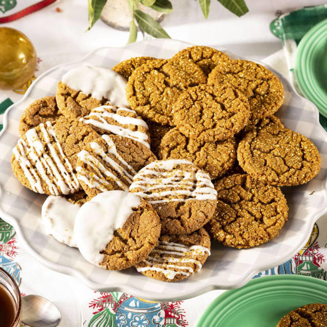 Premium Photo  Christmas baking. fir trees with decoration, flour, spices  and cookies molds on a cutting board. beautiful cookies with decor on green  surface