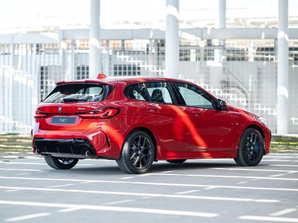 全新BMW 120i Edition M使用黑色高光澤外觀套件，打造更具視覺張力的帥氣風格。