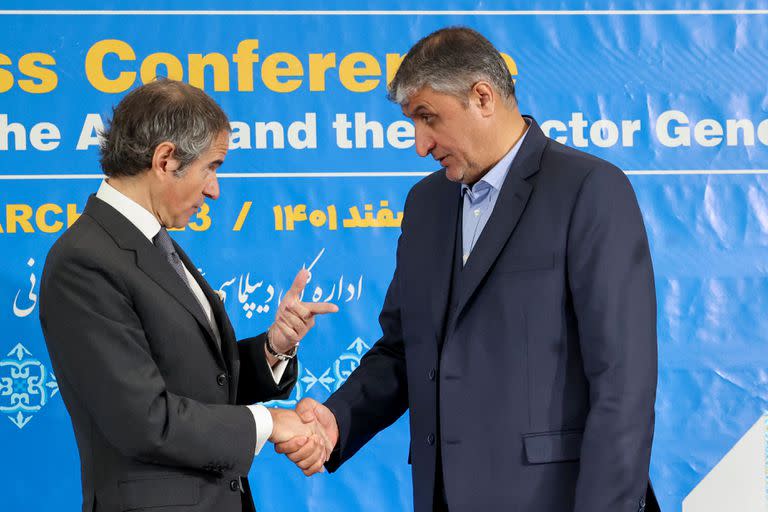 El argentino Rafael Rossi y el jefe de la agencia atómica iraní, Mohammad Eslami, durante su encuentro en Teherán