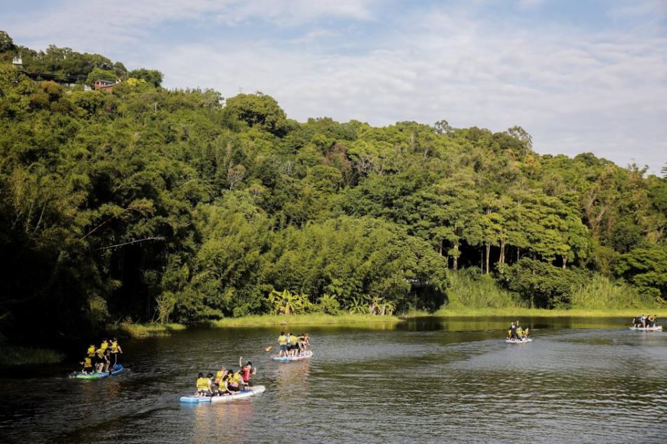 新竹市青草湖自四月一日起，暫停開放天鵝船、SUP等水上活動。(記者曾芳蘭攝)