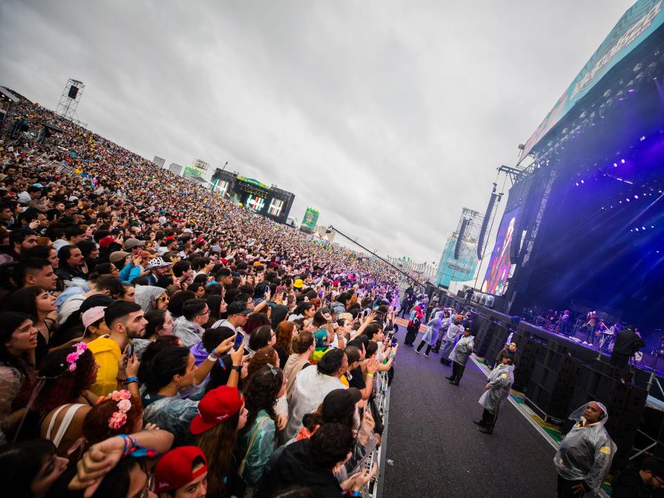 Crowd on day two of Lollapalooza Brazil 2024.