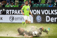 <p>Wolfsburg’s Yunus Malli (back) in action against Moenchengladbach’s Jannik Vestergaard (front) during the German Bundesliga soccer match between VfL Wolfsburg and Borussia Moenchengladbach in Wolfsburg, Germany, May 13, 2017. The match ended 1-1. (Photo: Felipe Trueba/EPA) </p>