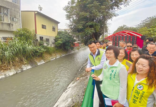 農委會主委陳吉仲與立委陳素月等人視察彰化縣田中鎮八堡二圳。（孫英哲攝）