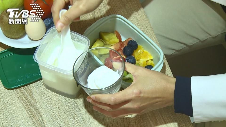 後續經藥物及飲食控制，高一弟弟成功減重戒糖。（圖／TVBS）