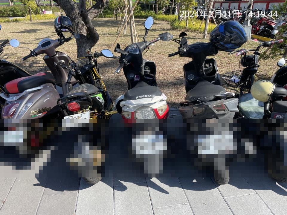 ▲彰化扇庫停車場旁的公園內仍有大量違法停放的機車，彰化警分局鐵腕強力執法，14天已經開出371張罰單，違停車主將面臨900元罰緩。（警方提供）