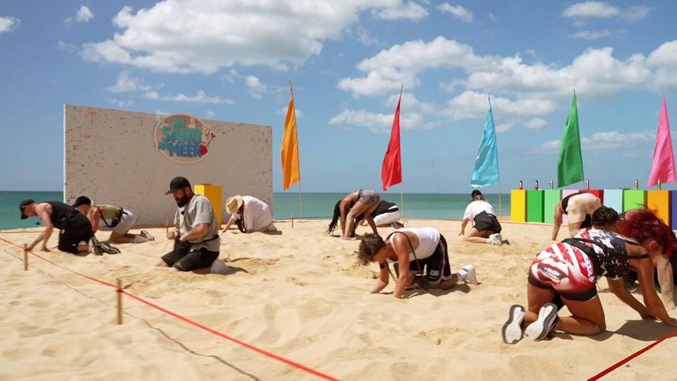 Buddeln um die Macht: Wer im "Sandkasten" gewann, wurde zum "Nominator" ernannt und durfte vier Promis auf die "Abschussliste" setzen. (Bild: RTLZWEI)