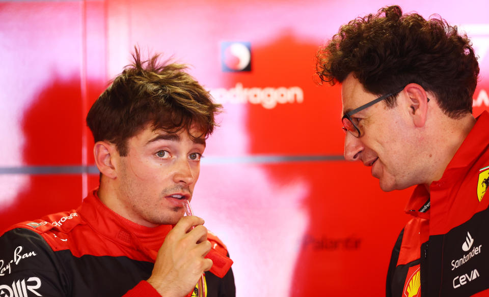 Leclerc se queja con razón de las estrategias y fallos de Ferrari en contra de sus opciones al título (Photo by Eric Alonso/Getty Images)