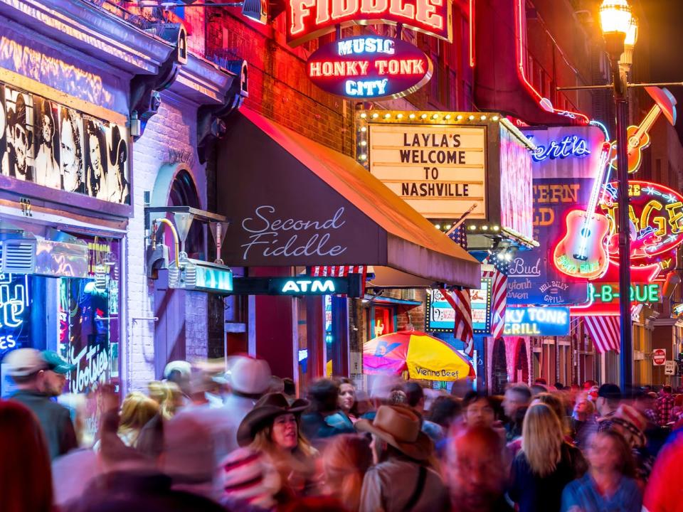 crowds outside bars in Nashville Tennessee