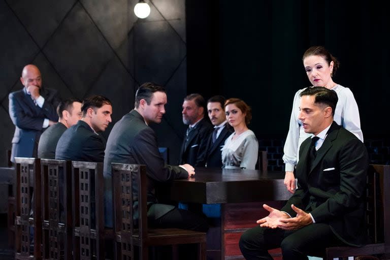 Luis Ziembrowski de pie, en la cabecera de la mesa, durante la exitosa puesta de Hamlet en el Teatro San Martín, que tuvo como protagonista a Joaquín Furriel