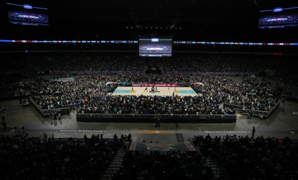 SAN ANTONIO, TX - 13 DE ENERO: Inicio del partido entre los San Antonio Spurs y los Golden State Warriors en el Alamodome el 13 de enero de 2023 en San Antonio, Texas.  NOTA PARA EL USUARIO: El usuario reconoce y acepta expresamente que, al descargar o usar esta fotografía, el usuario acepta los términos y condiciones del Acuerdo de licencia de Getty Images.  (Foto de Ronald Cortés/Getty Images)