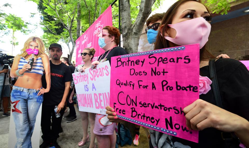 Una centena de fanáticos que han impulsado el movimiento #FreeBritney se dieron cita afuera de la corte de Los Ángeles para demostrar su apoyo a la artista en su primera audiencia frontal con la juez que lleva su caso de tutela legal. (Getty Images)