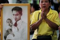 A well-wisher prays next to a portrait of Thailand's King Bhumibol Adulyadej at Siriraj Hospital in Bangkok, Thailand, October 13, 2016. REUTERS/Chaiwat Subprasom