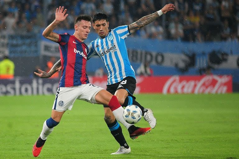 Gastón Campi y Santiago Solari, haciendo equilibrio en pos de la pelota.