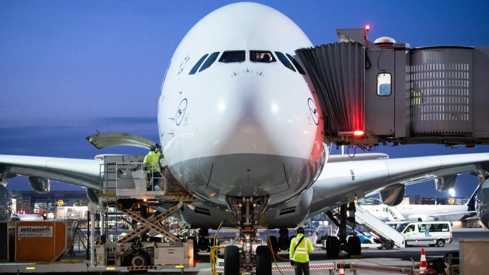 Ein Airbus A380 der Lufthansa steht nach am Flughafen Frankfurt in seiner Parkposition. Die Kranich-Linie legt die Superjumbos in der Corona-Krise still.