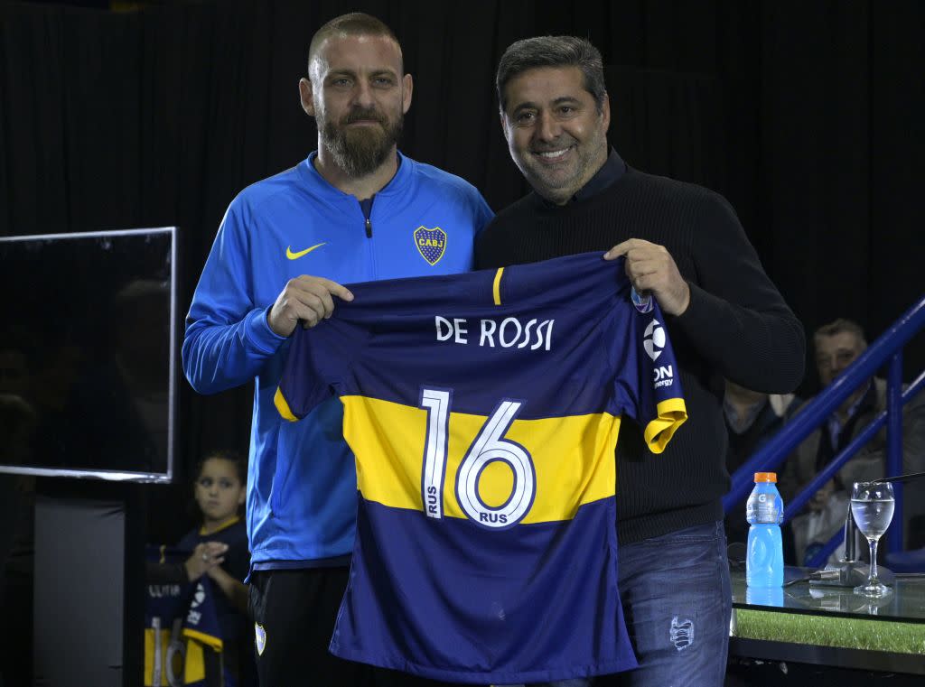 Daniele De Rossi el día de su presentación oficial junto al presidente de Boca Juniors, Daniel Angelici. (Photo by JUAN MABROMATA / AFP) (Photo credit should read JUAN MABROMATA/AFP/Getty Images)