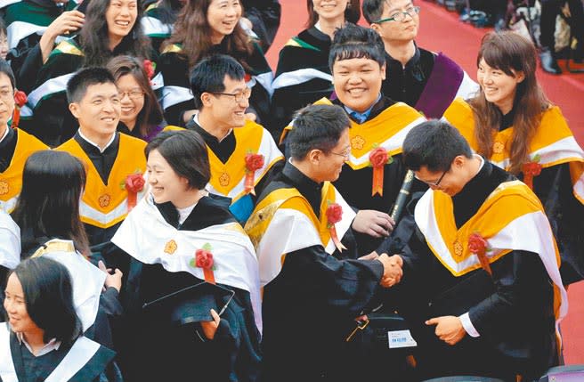 全國共46個碩博士班招不到新生，包含台灣大學與清華大學等公立頂大也入列。圖為台大畢業典禮上，博士畢業生互道恭喜。（本報資料照片）