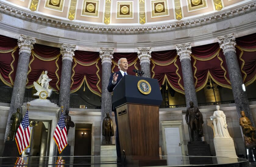 El presidente Joe Biden habla desde la Sala de Estatuas del Capitolio de Estados Unidos para recordar el primer aniversario del violento asalto del 6 de enero al Capitolio federal por parte de partidarios leales al entonces presidente Donald Trump, el jueves 6 de enero de 2022, en Washington, D.C. (Drew Angerer/Pool vía AP)