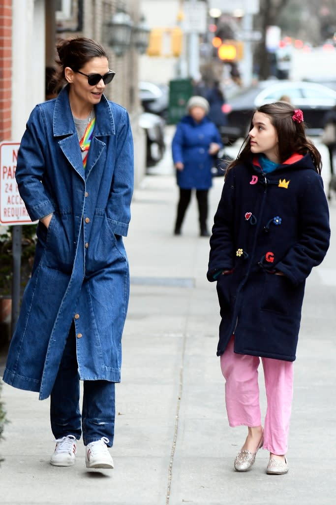 Uitsteken voorkomen scheidsrechter Katie Holmes Rocks Retro Adidas Superstars for Stroll With a Dolce &  Gabbana-Clad Suri Cruise