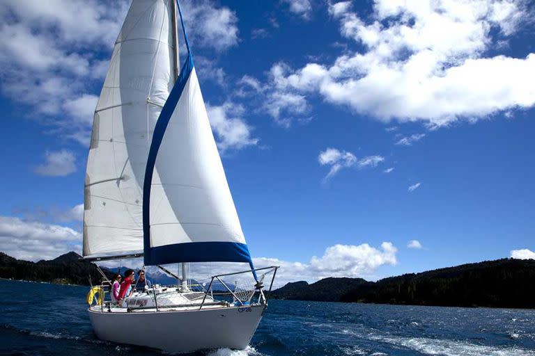 Paseos en velero por el lago Nahuel Huapi, una de las opciones