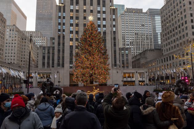 NEW YORK, NEW YORK - DECEMBER 23: People with and without masks visit the Rockefeller Christmas Tree on December 23, 2021 in New York City. The holiday season was expected to resume with shows and events at full capacity but the COVID-19 variant omicron and the rise in cases across New York State has slowed reopening down. (Photo by Alexi Rosenfeld/Getty Images) (Photo: Alexi Rosenfeld via Getty Images)