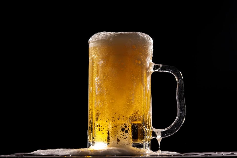 每天喝2.5品脫的啤酒，比起滴酒不沾的人，罹患失智症風險大幅降低38%。（示意圖／unsplash）