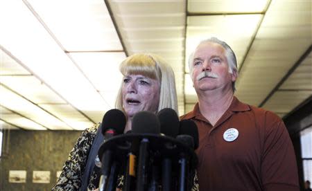 Cathy Thomas (L) speaks next to her ex-husband Ron Thomas at a courthouse news conference after two former policemen were acquitted in the 2011 beating and stun-gun death of their son, in Santa Ana, California January 13, 2014. REUTERS/Alex Gallardo