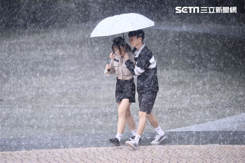 今氣溫下降，各地有局部陣雨或雷雨。（圖／記者鄭孟晃攝影）