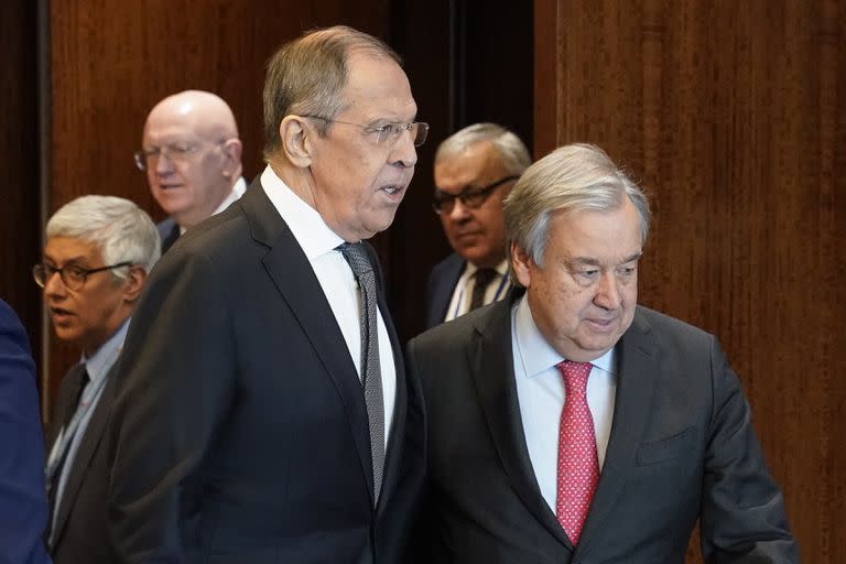 Sergey Lavrov, ministro de Asuntos Exteriores de Rusia, actual presidente del Consejo de Seguridad, a la izquierda, y Antonio Guterres, secretario general de las Naciones Unidas, a la derecha, entran en una sala de conferencias para una reunión en las oficinas de la secretaría, el lunes 24 de abril de 2023, en la sede de las Naciones Unidas.