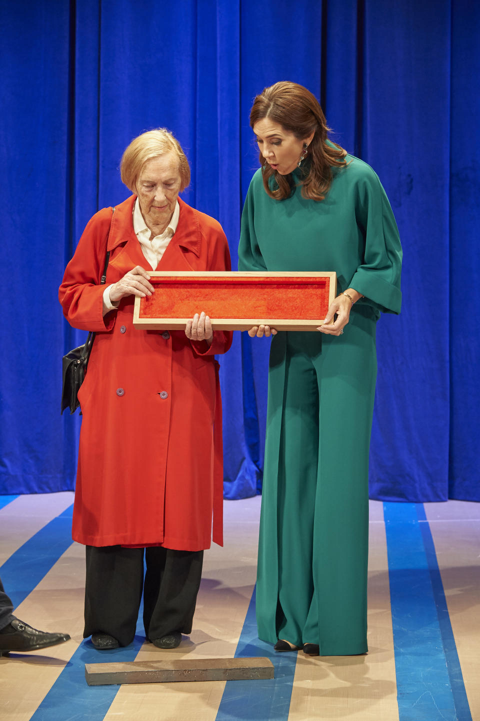 Mary was presenting the award for Designer of the Year to designer and architect Lars Vejen. Photo: MEGA