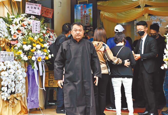 陳美雲獨子陳岳良悲痛送走慈母。（羅永銘攝）