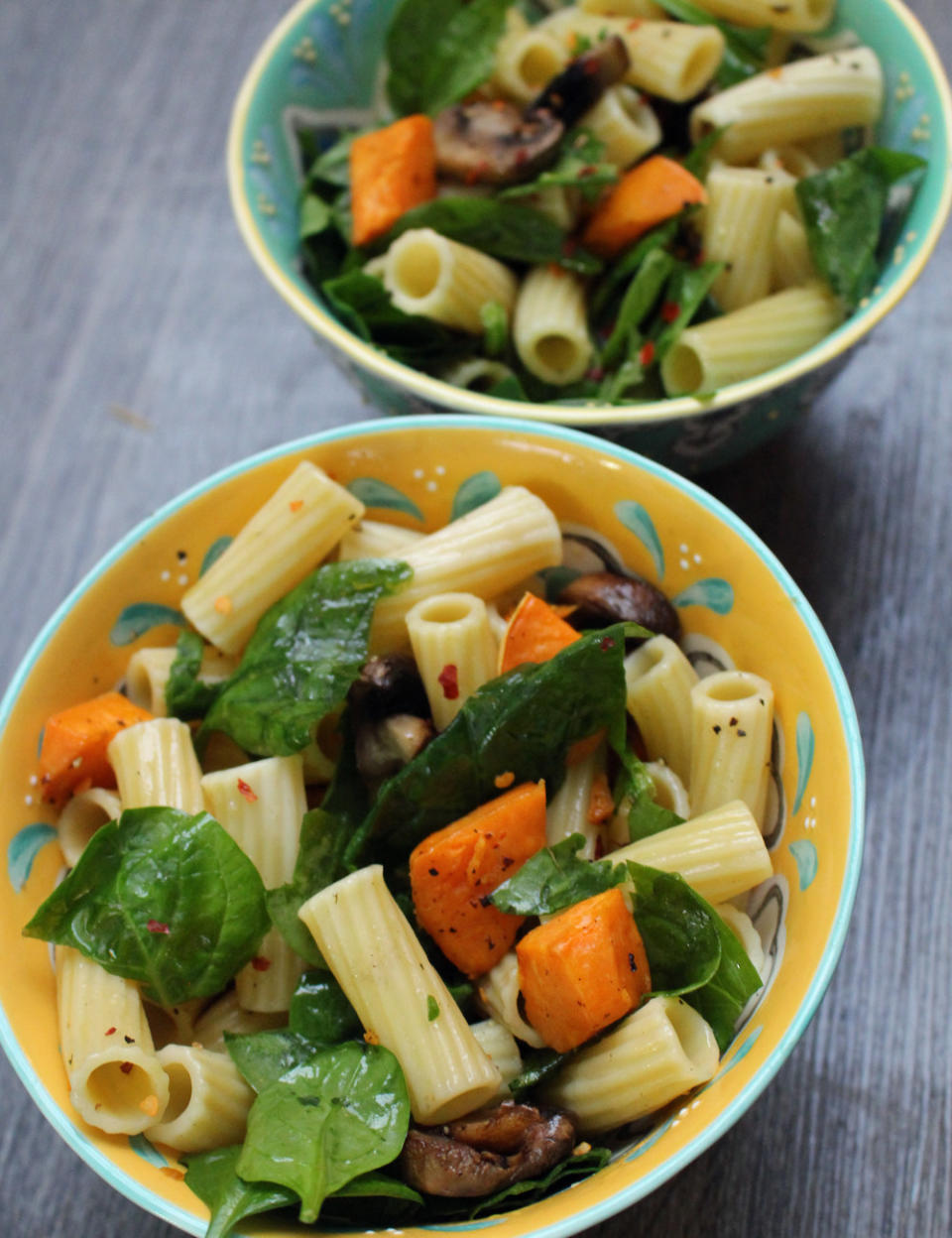 A bowl of vegetarian pasta.