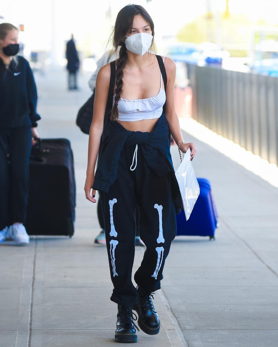 <h1 class="title">*EXCLUSIVE* Driver's License singer Olivia Rodrigo arrives at JFK Airport in NYC ahead of her SNL performance</h1><cite class="credit">BACKGRID</cite>