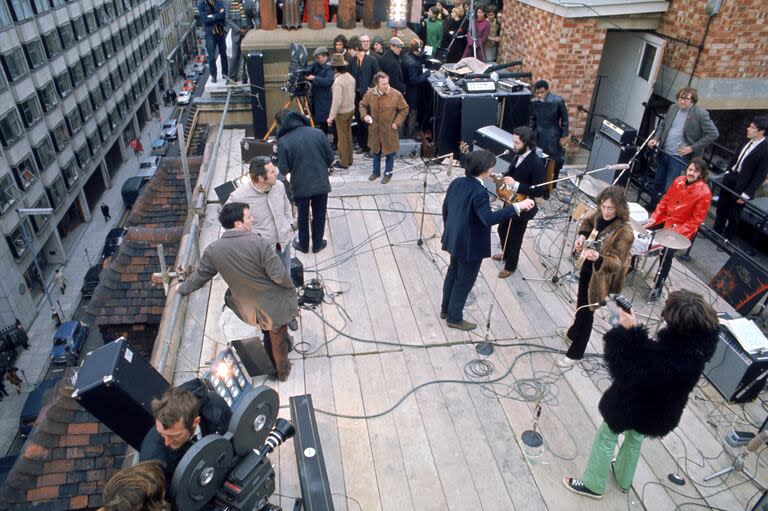 (De izq. a der.): Paul McCartney, John Lennon, Ringo Starr y  George Harrison en una escena de Let it Be (disponible en Disney+), captada en el concierto de la azotea