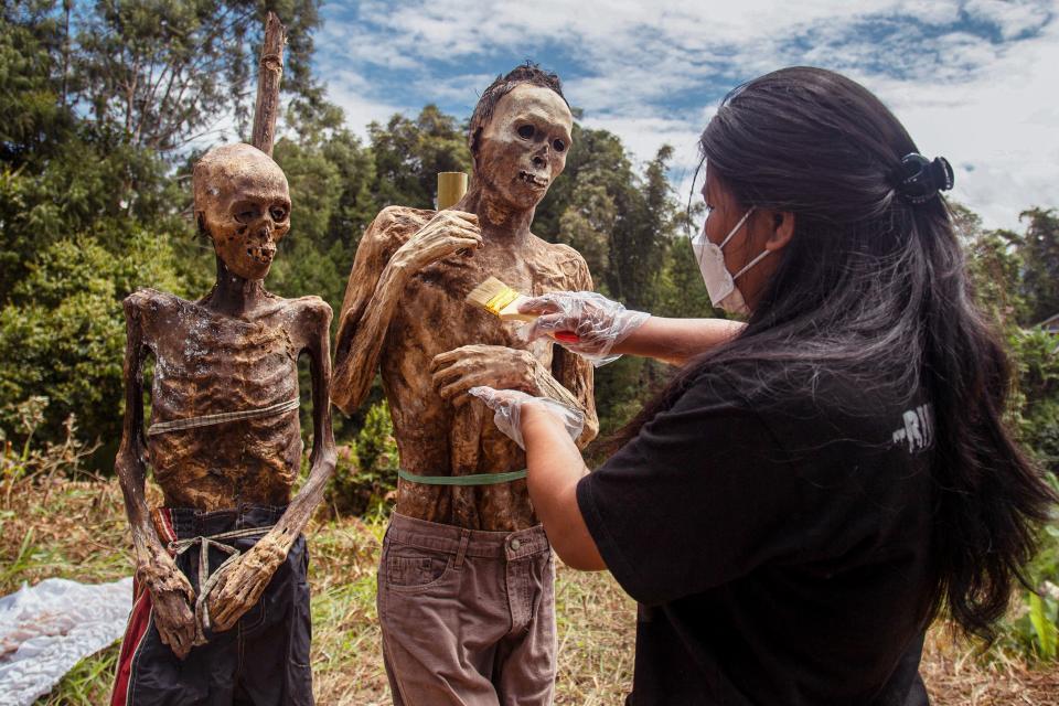 <p>Este festival puede ser difícil de entender para los occidentales, pero los torajanos están encantados de desenterrar los cuerpos de sus seres queridos y pasar un día con ellos. Además, aseguran que siempre lo hacen con el máximo respeto. (Foto: Andri Saputra / AFP / Getty Images).</p> 