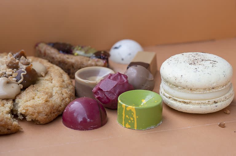 En el menú se destacan los macarons de 12 sabores diferentes, las cookies, bombones y las petit gateaux (mini tortas) 