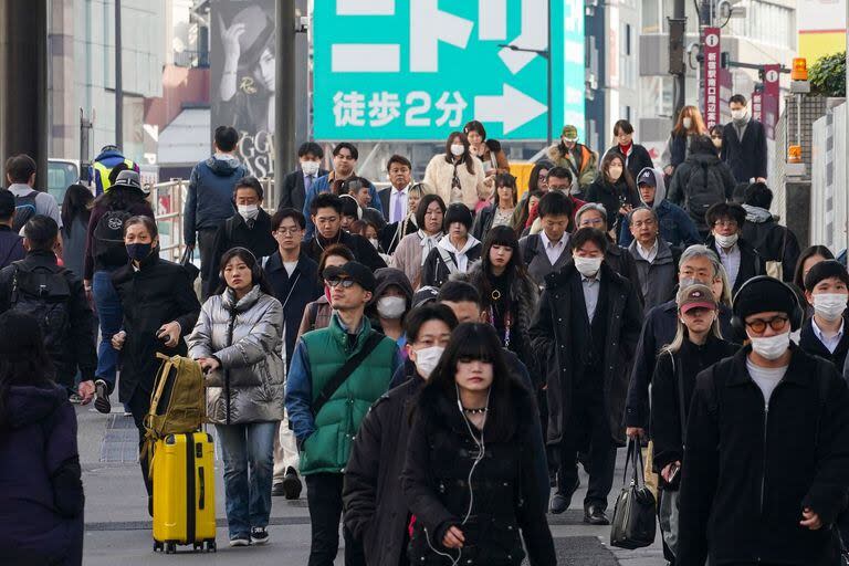 Una multitud camina por una calle en Tokio el 15 de febrero de 2024.