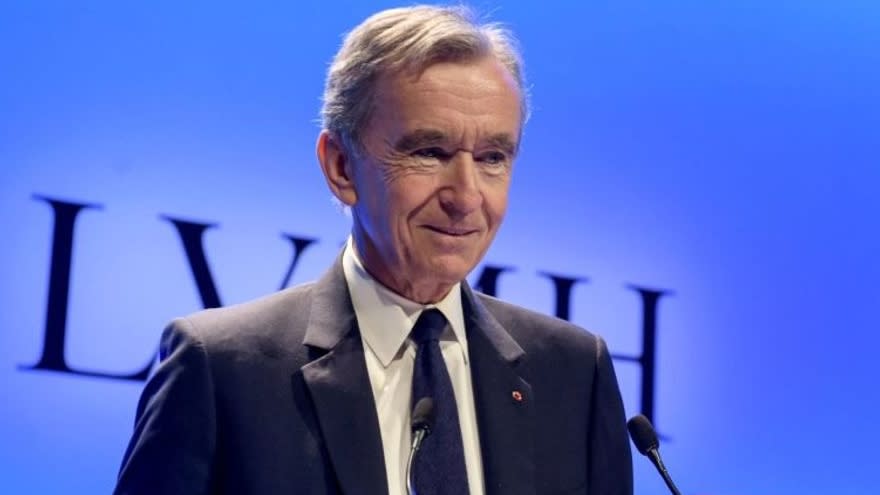 Bernard Arnault, líder del imperio LVMH se encuentra en el primer puesto del ranking con un patrimonio de 233.000 millones de dólares