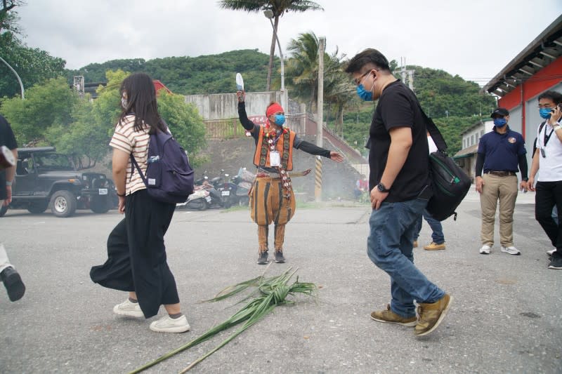 20211018-台鐵藍皮解憂號觀光列車遊程安排原住民文化導覽，旅客參與祈福儀式。（盧逸峰攝）