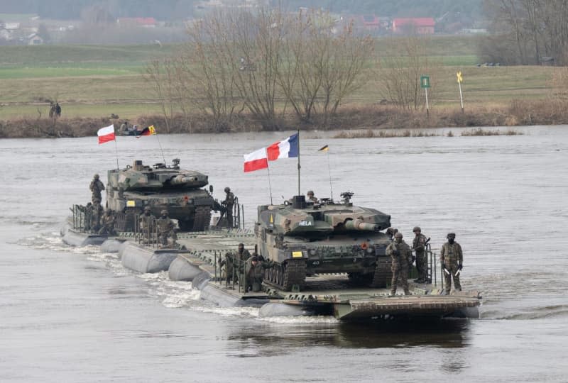 Soldiers from France and Poland take part in a joint military exercise with soldiers from several NATO countries on the Vistula. Around 20,000 soldiers from nine NATO countries are taking part in the exercise called Dragon 24 on Poland's longest river. The crossing of the Vistula is a test of cooperation between the armed forces on land, at sea, in the air and in cyberspace. Sebastian Kahnert/dpa
